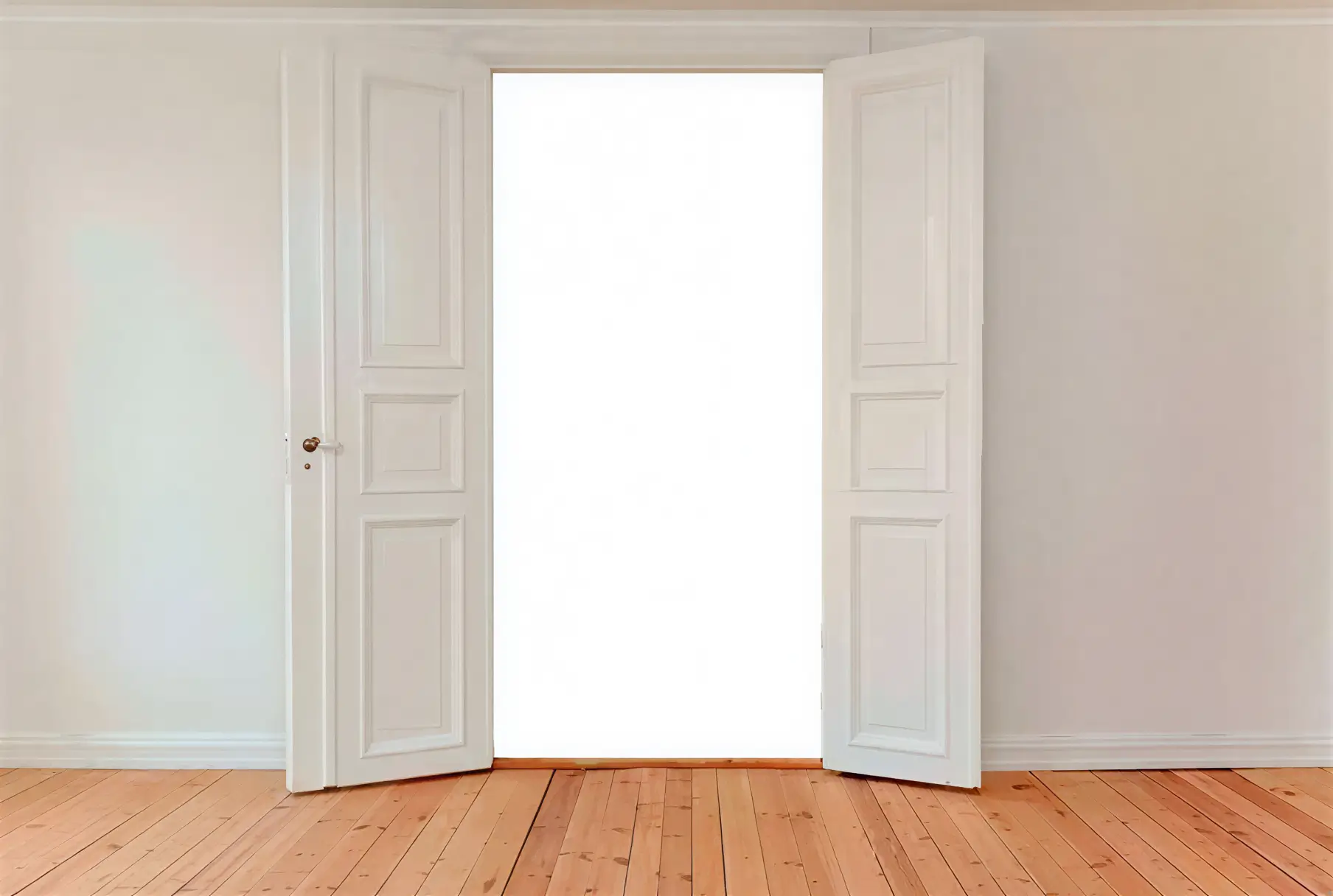 Los Pintores en Sevilla lacando puerta interior en blanco con acabado profesional