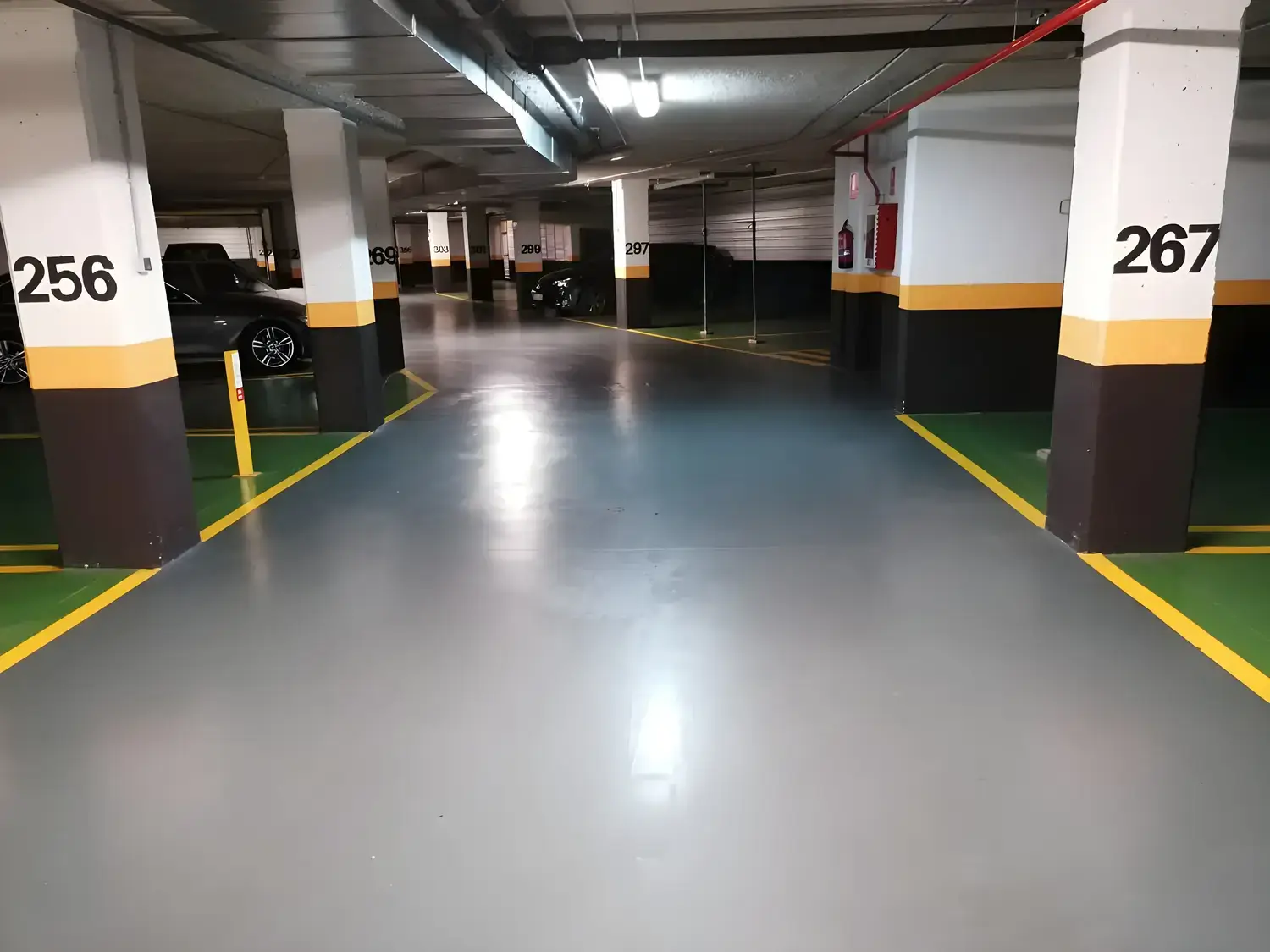 Garaje comunitario pintado y señalizado por Los Pintores en Sevilla