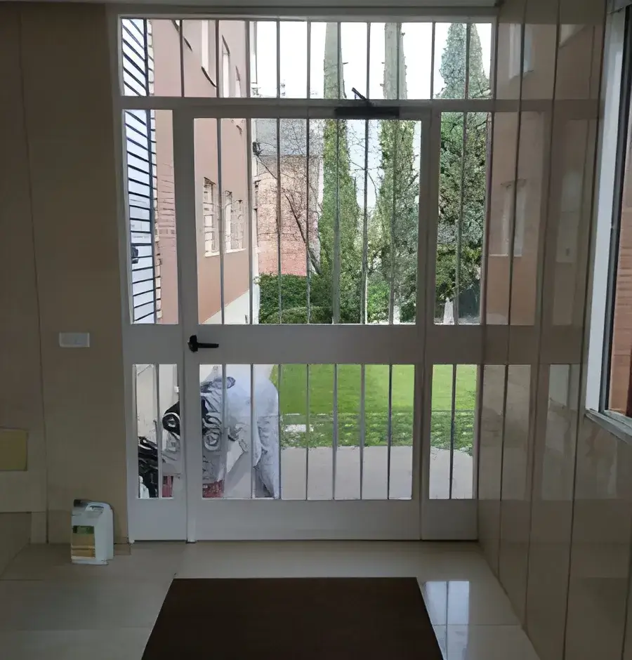 Portal de comunidad pintado por Los Pintores en Sevilla con acabado luminoso