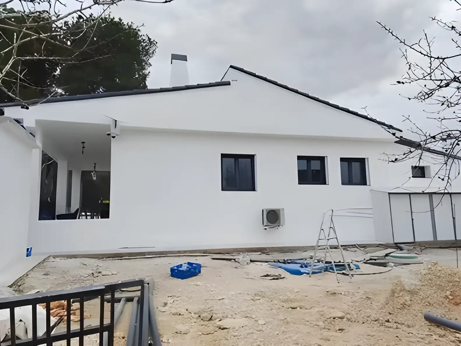 Los Pintores en Sevilla Fachada de chalet blanco recién pintada con acabado profesional