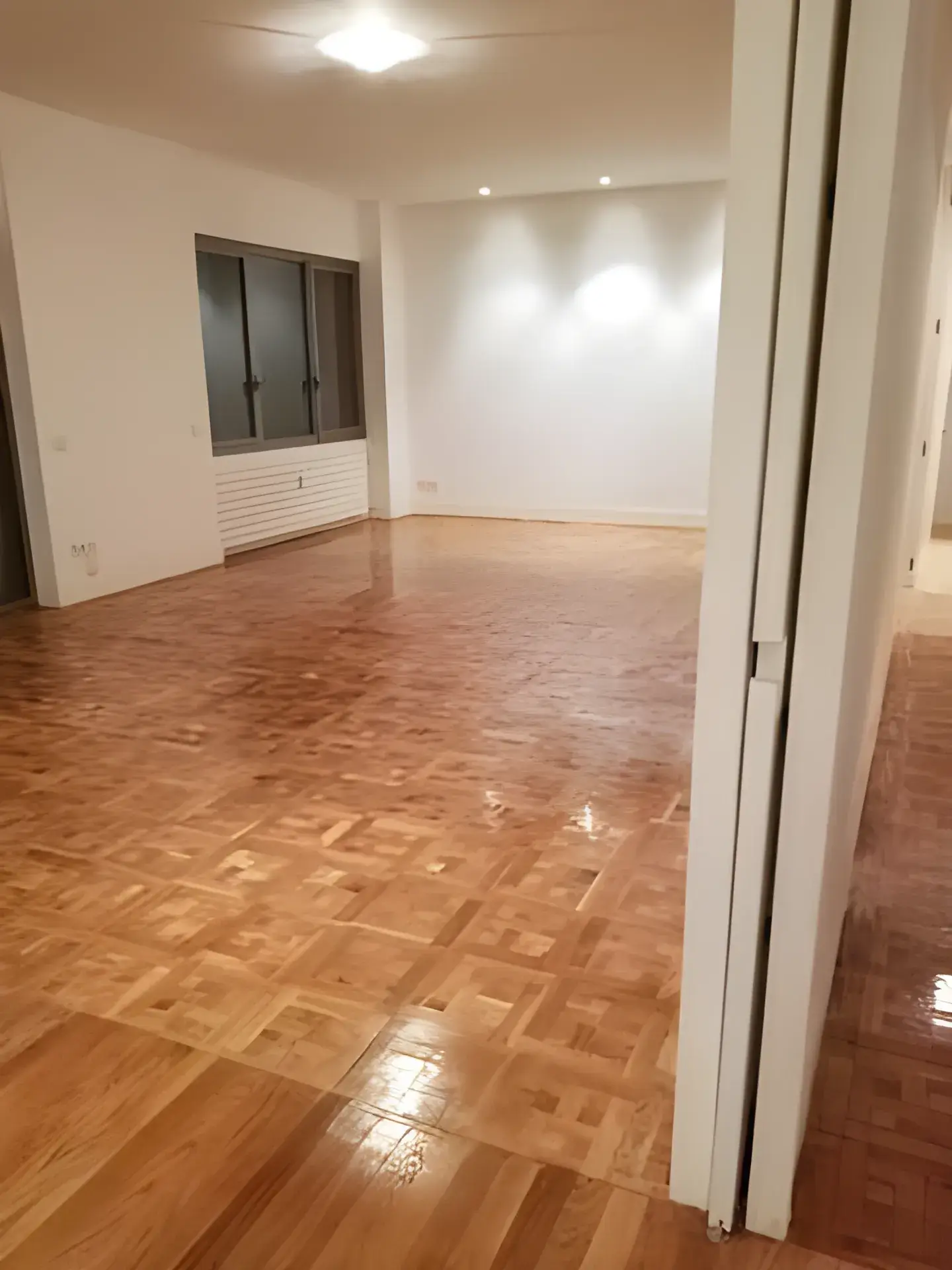 Salón amplio pintado en blanco por Los Pintores en Sevilla, acabado limpio y luminoso